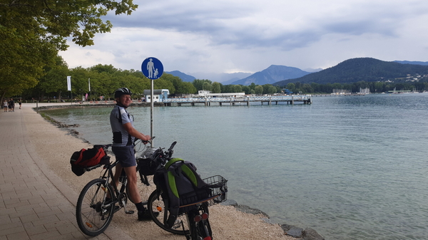 Blick auf das Strandbad von Klagenfurt vom Park aus