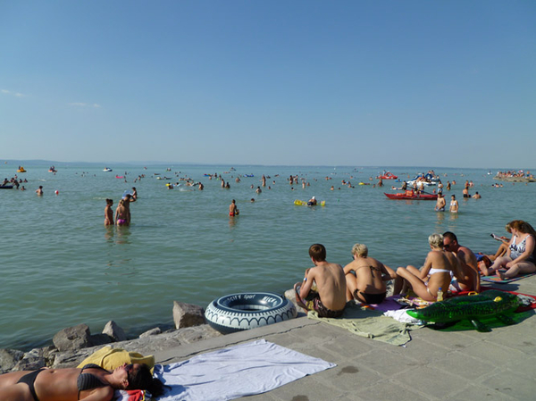 Reges Urlauber-Treiben am Wasser