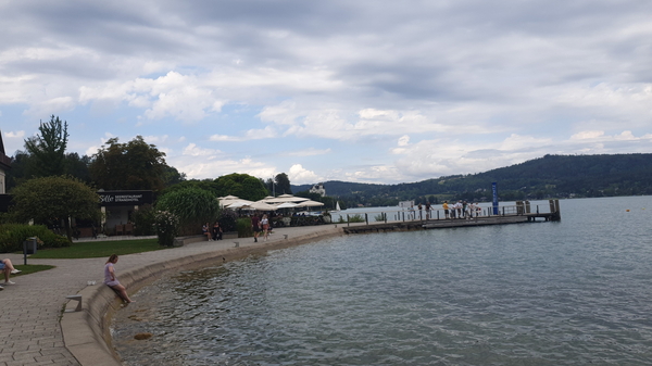 Reifnitz - Blick auf das Schloss von Maria-Wörth im Hintergrund